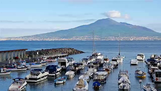 时间流逝的索伦托海岸线，那不勒斯湾和维苏威火山的背景，游艇在前面视频素材