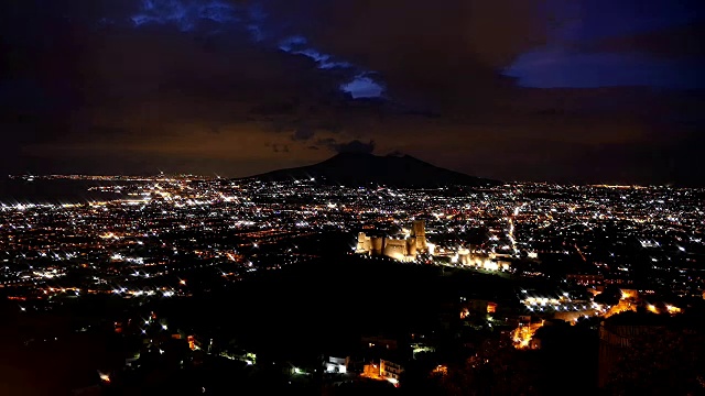 时间流逝在夜晚的庞贝山谷，那不勒斯湾和维苏威火山视频素材