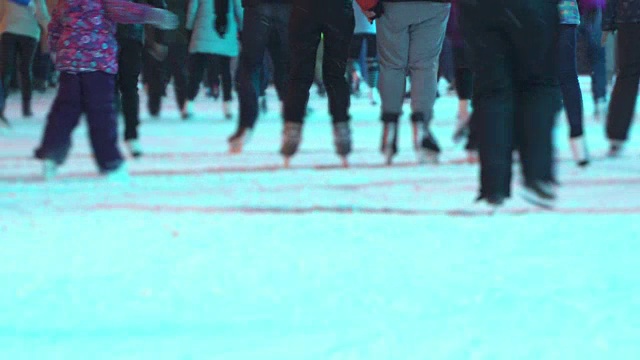 概念雪和健康生活。夜晚城市溜冰场的人群。基座视频下载