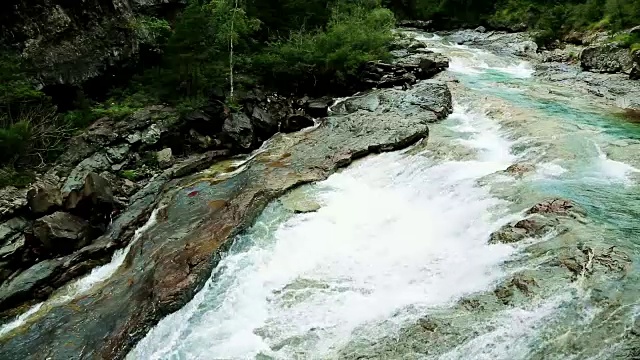 里约热内卢Ara river Bujaruelo在西班牙比利伦斯山谷的山谷里视频素材