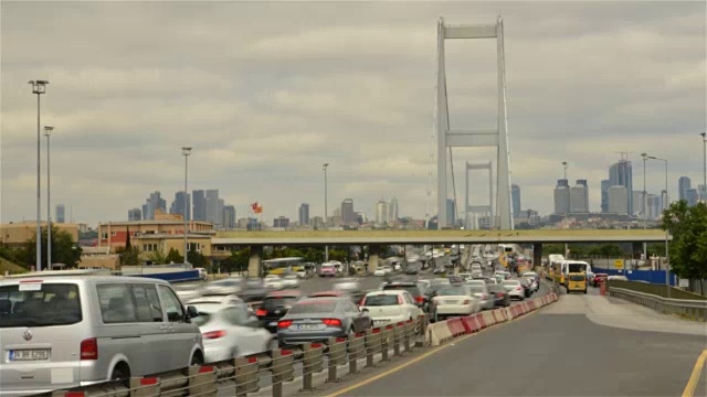 道路交通在桥的入口处视频素材