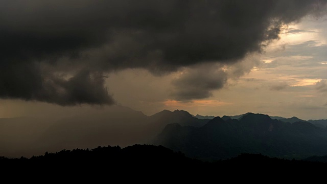 4k时间流逝雨在山上。视频素材