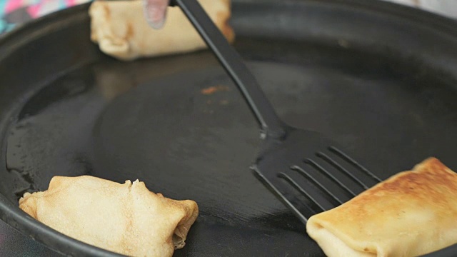 传统的俄罗斯煎饼配凝乳。近距离视频素材