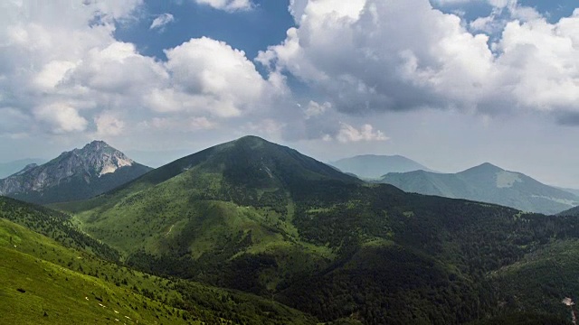 云和阴影在山时间流逝。对流风暴视频素材