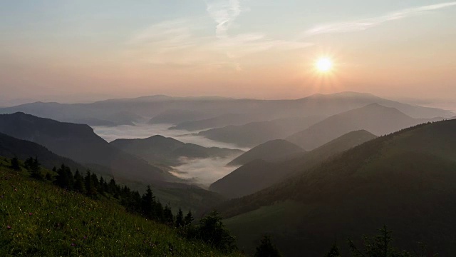 日出在山谷时间流逝。雾有雾的早晨视频素材