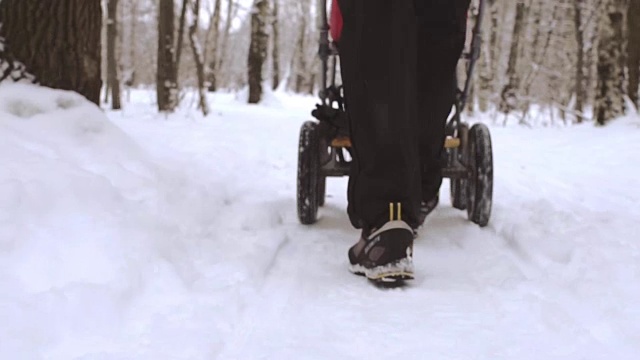 冬天，推着婴儿车穿过雪地视频素材