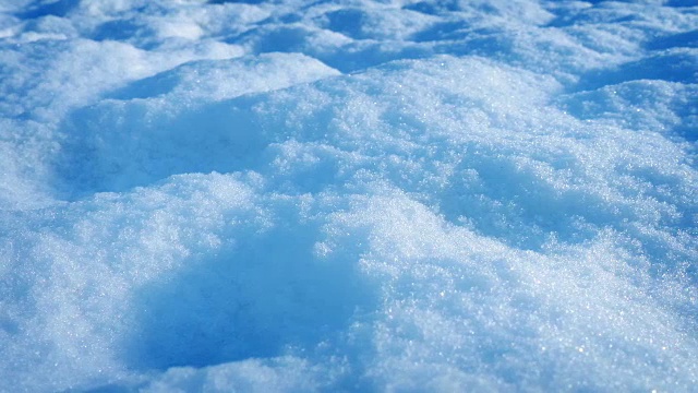 走过刚下过的雪视频素材