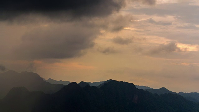 4k时间流逝雨在山上。视频素材