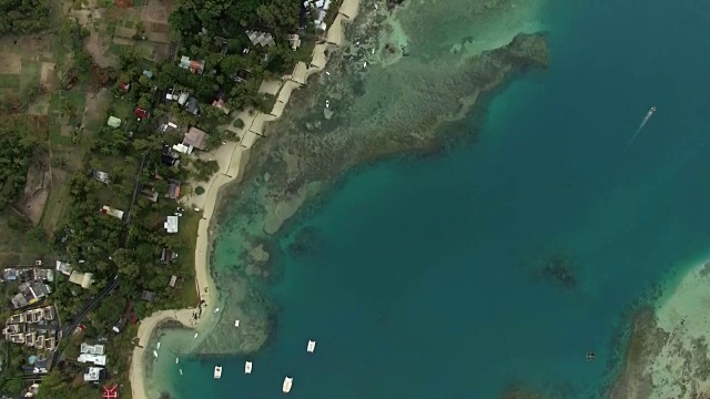 飞越蓝色海洋和毛里求斯岛海岸视频素材