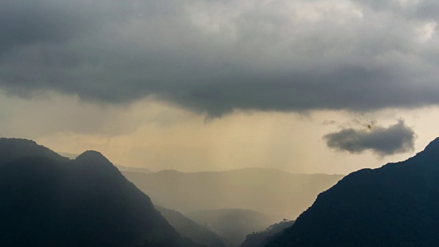 4k时间流逝雨在山上。视频素材