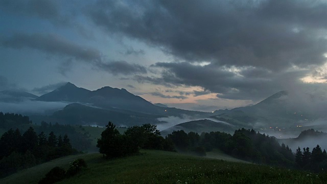 日落后有雾的傍晚，云在移动。雷雨过后的夜空。视频素材