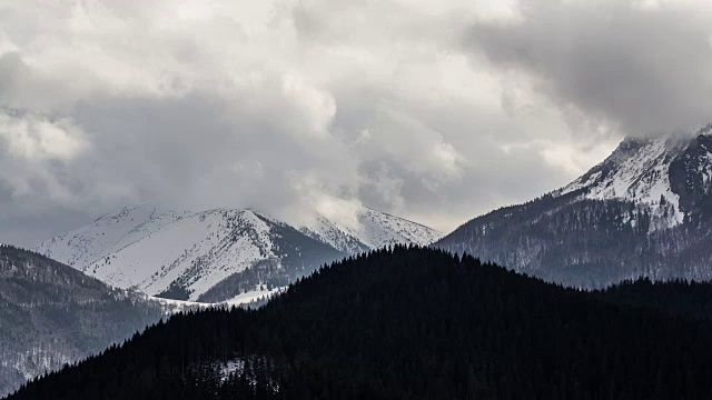 雪山中的厚重云层时光流逝。快速移动的天空。视频素材