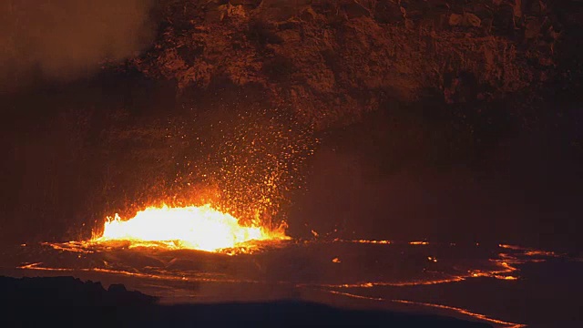 夏威夷大岛上活跃的基拉韦厄火山上的火山口熔岩湖视频下载