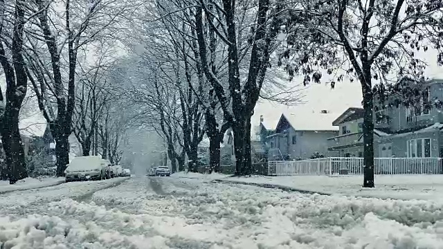 在大雪中穿过被雪覆盖的道路视频素材