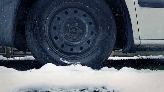 驶过雪地里的卡车视频素材