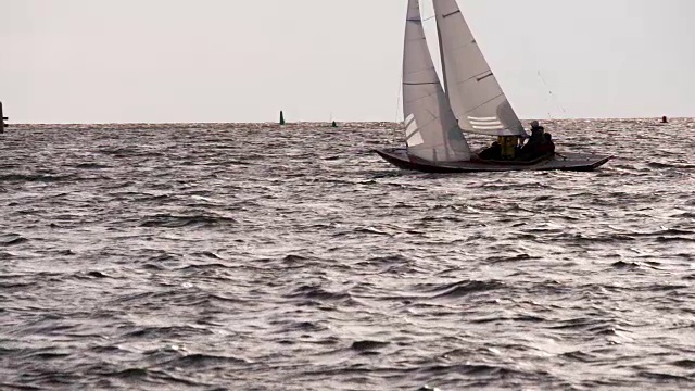 在日落时分出海视频素材