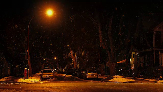 汽车驶过下雪的城市道路视频素材