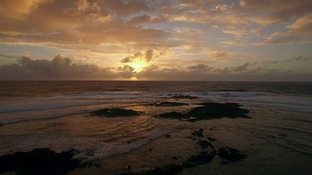 鸟瞰图的海洋在金色的夕阳视频素材