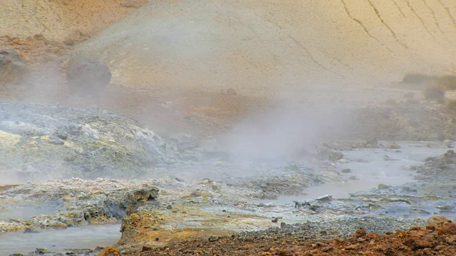 近距离拍摄的溪流与热水之间的地热地区Seltun, Krysuvik视频素材