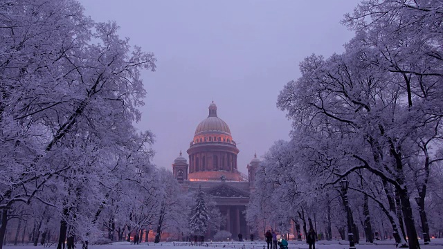 雪景公园和冬天的艾萨基夫斯基视频素材