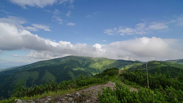 美丽的白云飞过绿色的山脉和蓝天景观时光流逝视频素材