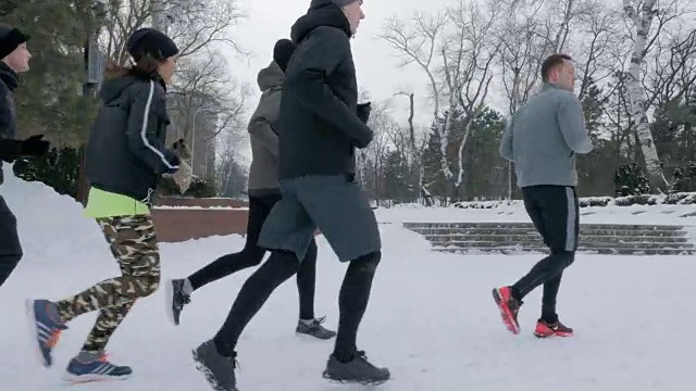 一群人在雪地上跑步视频素材