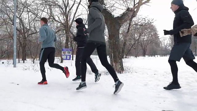 一群人在雪地上奔跑，慢镜头视频素材