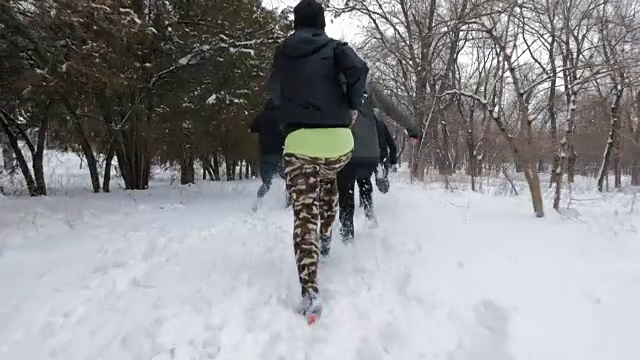 一群人在雪地上奔跑，慢镜头视频素材