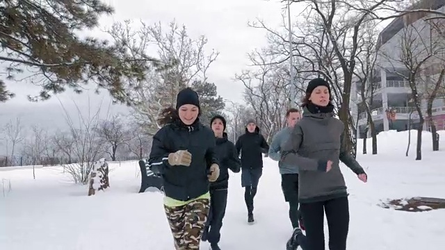 一群人在雪地上奔跑，慢镜头视频素材