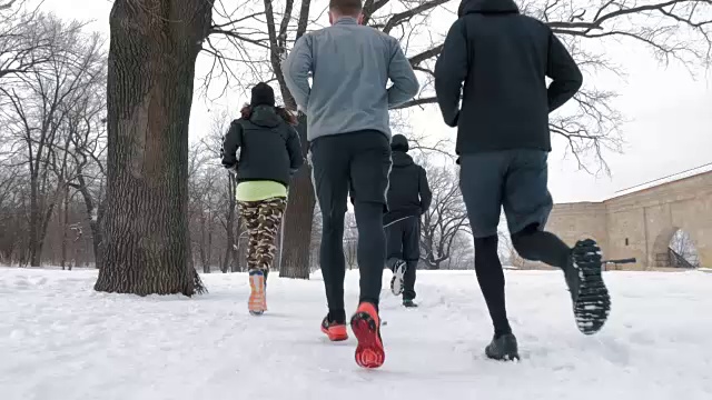 一群人在雪地上奔跑，慢镜头视频素材