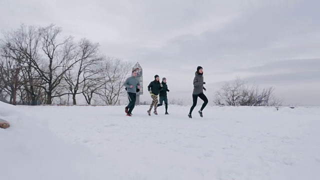 一群人在雪地上奔跑，慢镜头视频素材