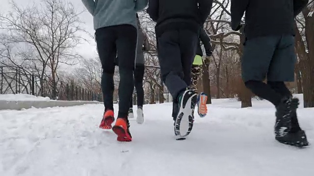 一群人在雪地上奔跑，慢镜头视频素材