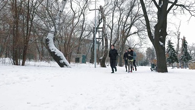 一群人在雪地上奔跑，慢镜头视频素材