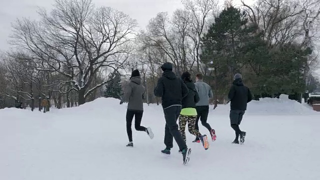 一群人在雪地上奔跑，慢镜头视频素材