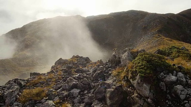 平滑的运动沿多雾的岩石山景观视频素材