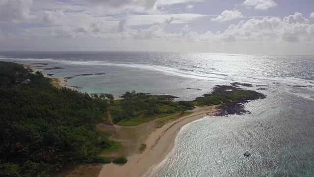 毛里求斯海岸和印度洋，鸟瞰图视频素材