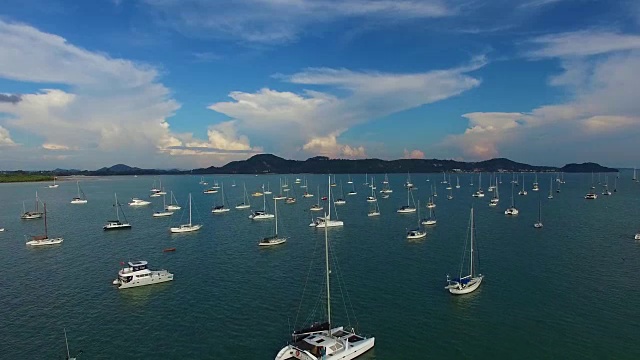 空中起飞:在港口与许多船，船和双体船起飞。视频素材