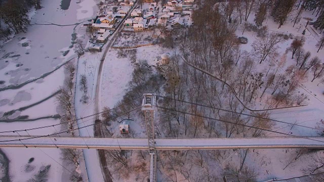 日出时城市大桥横跨河流的鸟瞰图视频素材