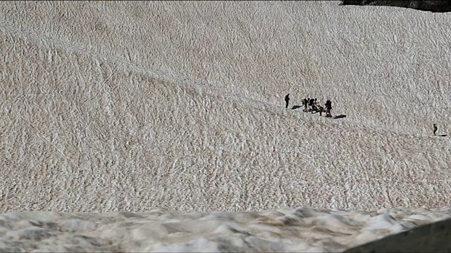 在比利牛斯山登山的登山队员。La Brecha de Rolando视频素材