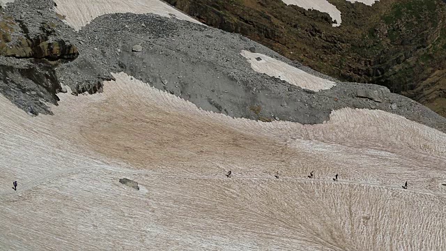 在比利牛斯山登山的登山队员。La Brecha de Rolando视频素材