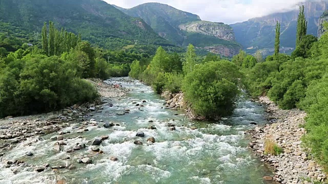 里约热内卢Ara river and bridge San Nicolas de Bujaruelo在orgon Huesca Spain视频素材