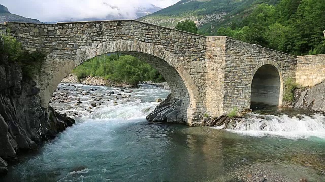 里约热内卢Ara river and bridge San Nicolas de Bujaruelo在orgon Huesca Spain视频素材