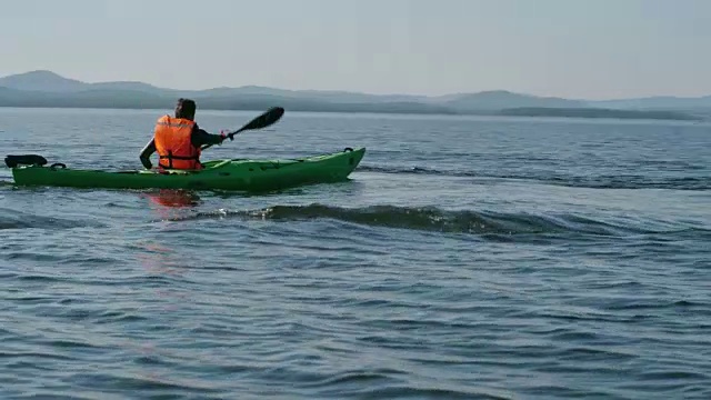 在波浪湖上划皮艇视频素材