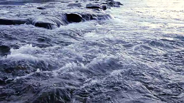 缓慢流动的水和岩石视频素材