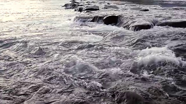 缓慢流动的水和岩石视频素材