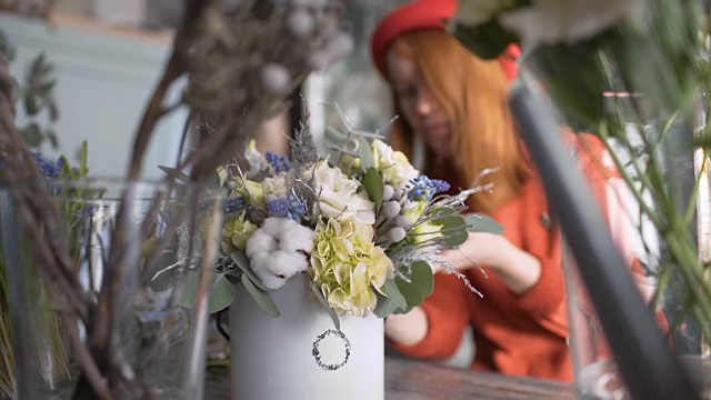 卖花的女孩正在做一幅花卉作品视频素材