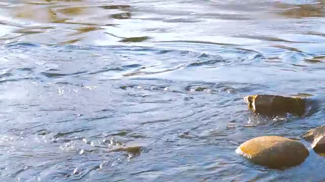 日落时静静的河流和岩石视频素材