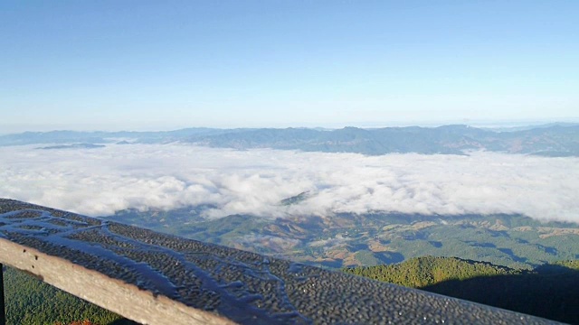 在山和小山的移动雾景观。视频素材