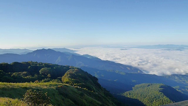 在山和小山的移动雾景观。视频下载