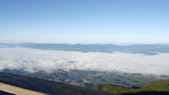 在山和小山的移动雾景观。视频下载